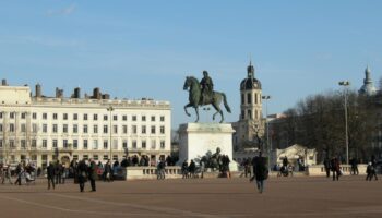 «Les bacs à fleurs de Collomb en plus cher» : à Lyon, le projet de végétalisation de Bellecour pas encore dévoilé mais déjà décrié