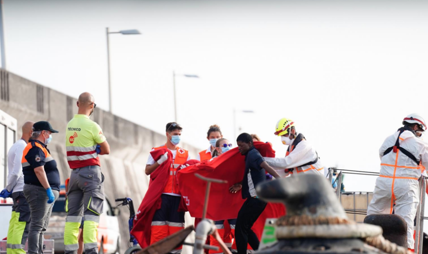 Localizado un cayuco con 63 migrantes cerca de Tenerife