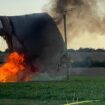 Die Feuerwehr rückte nach eigenen Angaben mit rund 60 Einsatzkräften und zehn Löschfahrzeugen zum Brand aus. Foto: Benedict Lick