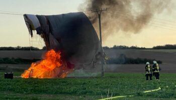 Die Feuerwehr rückte nach eigenen Angaben mit rund 60 Einsatzkräften und zehn Löschfahrzeugen zum Brand aus. Foto: Benedict Lick