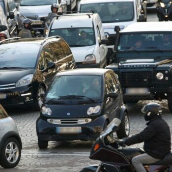 Malus automobile, taxe sur les billets d’avion : le gouvernement cherche des recettes du côté de la décarbonation