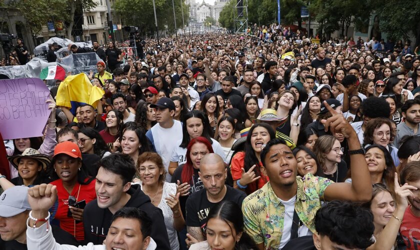 Manuel Turizo hace vibrar Madrid con sus ritmos latinos en el concierto de la Fiesta de la Hispanidad