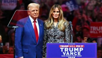 Melania's Donald Trump rally appearance 'uncomfortable' as expert pinpoints strange detail