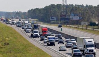 Miles de personas evacúan Florida ante la llegada del poderoso huracán Milton: "Si decides quedarte en una zona de evacuación vas a morir"