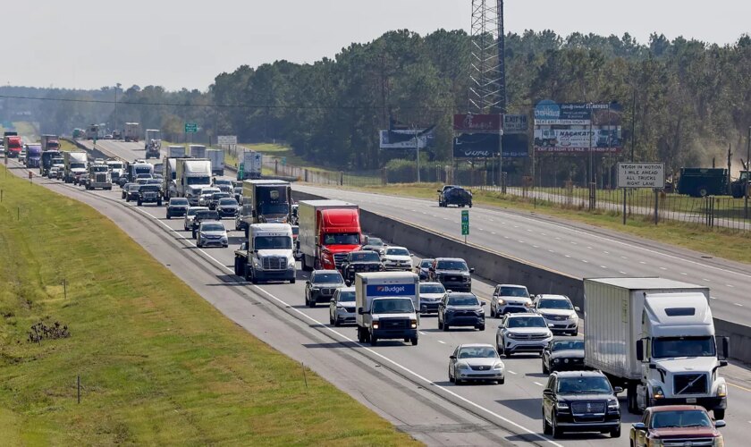 Miles de personas evacúan Florida ante la llegada del poderoso huracán Milton: "Si decides quedarte en una zona de evacuación vas a morir"