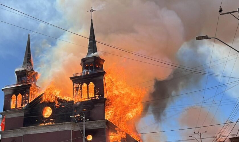 Nationales Denkmal: Augenzeuge filmt: Historische Kirche stürzt bei Großbrand ein