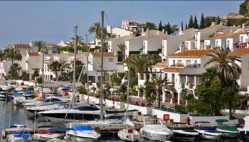 No es Menorca: así es el precioso pueblo costero andaluz con casas blancas