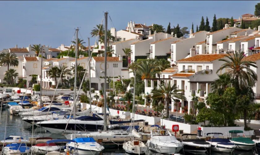 No es Menorca: así es el precioso pueblo costero andaluz con casas blancas