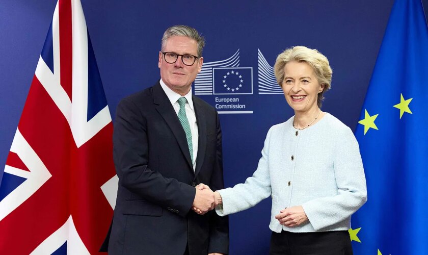 Nueva era en las relaciones Bruselas-Londres: Von der Leyen y Starmer acuerdan "reestablecer" la relación y "trabajar juntos para preservar la estabilidad"