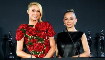 Das ehemalige "The Simple Life"-Duo Paris Hilton und Nicole Richie zusammen auf der Bühne der CFDA Awards 2024.