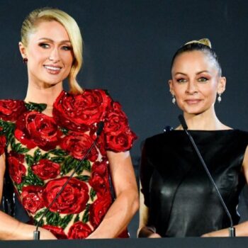 Das ehemalige "The Simple Life"-Duo Paris Hilton und Nicole Richie zusammen auf der Bühne der CFDA Awards 2024.