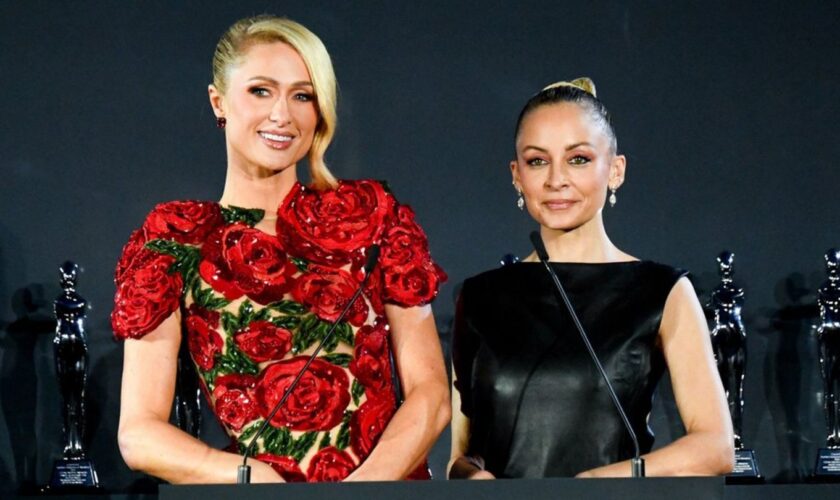 Das ehemalige "The Simple Life"-Duo Paris Hilton und Nicole Richie zusammen auf der Bühne der CFDA Awards 2024.