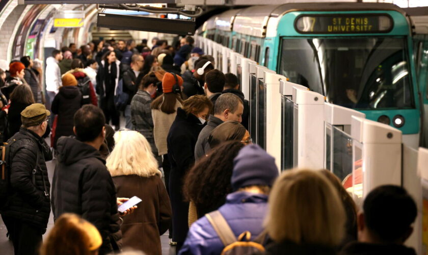 Paris : l’homme suspecté d’avoir porté un maillot floqué « anti-juif » dans le métro placé en garde à vue