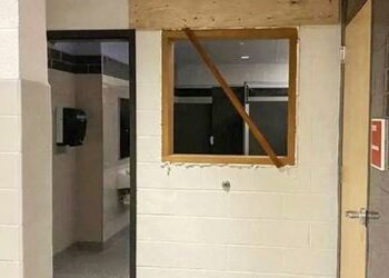 Pennsylvania: US-Schule installiert »Überwachungsfenster« in genderneutralen Toiletten