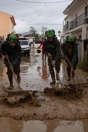 Piles de voitures, boue… les terribles images des effets des inondations en Espagne