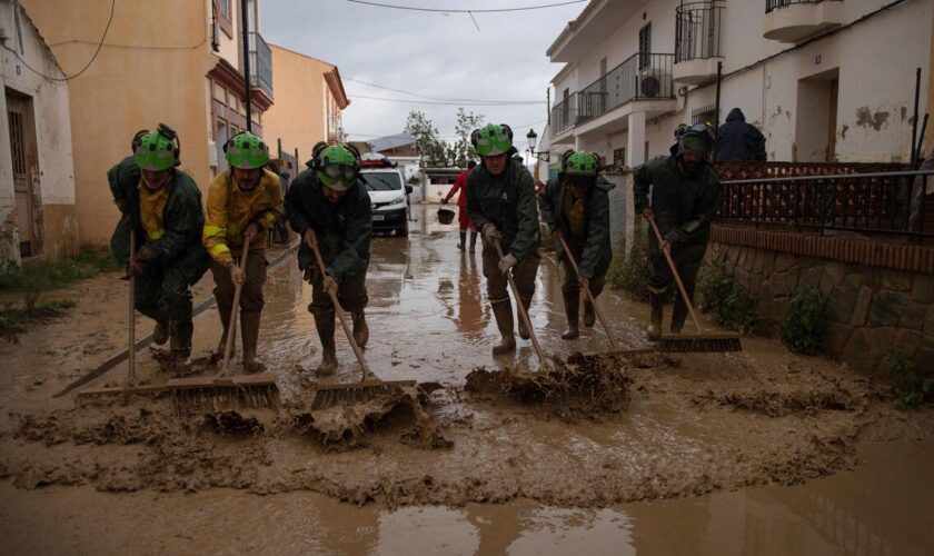 Piles de voitures, boue… les terribles images des effets des inondations en Espagne