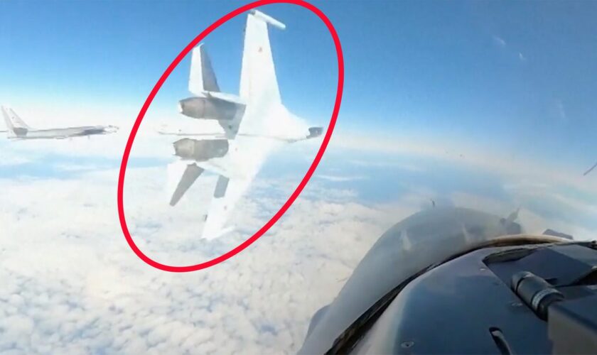 Pilot filmt Zwischenfall: Russisches Kampfflugzeug fliegt gefährlich nah an US-Jets vorbei