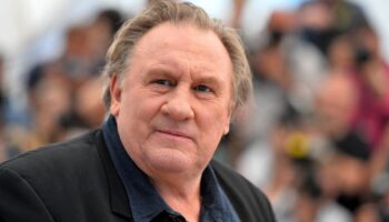 Procès de Gérard Depardieu : l’acteur absent à l’audience, des féministes manifestent devant le tribunal