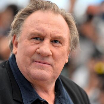 Procès de Gérard Depardieu : l’acteur absent à l’audience, des féministes manifestent devant le tribunal