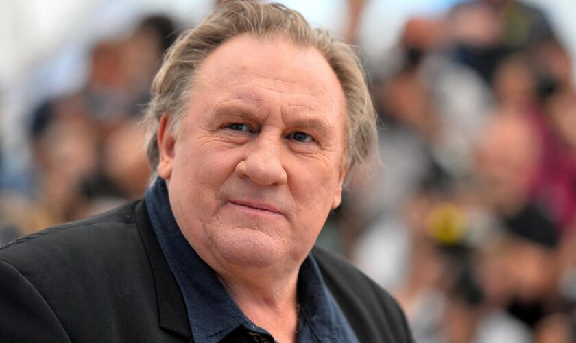 Procès de Gérard Depardieu : l’acteur absent à l’audience, des féministes manifestent devant le tribunal