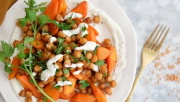 Receta ligera: cómo preparar una ensalada de zanahoria y garbanzos asados con salsa de yogur