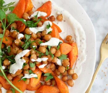 Receta ligera: cómo preparar una ensalada de zanahoria y garbanzos asados con salsa de yogur