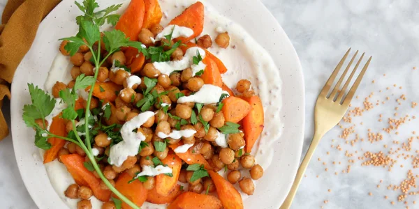 Receta ligera: cómo preparar una ensalada de zanahoria y garbanzos asados con salsa de yogur