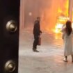 Revuelo en redes por la actitud de un hombre que posó con un extintor en el incendio de El Silencio en Sevilla