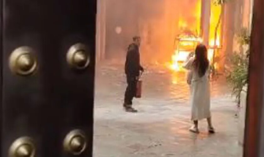 Revuelo en redes por la actitud de un hombre que posó con un extintor en el incendio de El Silencio en Sevilla