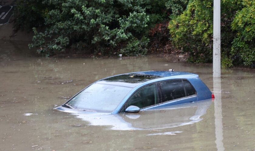 Routes inondées, voitures noyées… à Marseille, des inondations impressionnantes après d’importantes précipitations