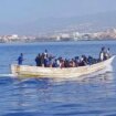 Salvamento Marítimo escolta hasta Tenerife a un cayuco con 40 personas avistado por un ferry comercial