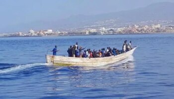 Salvamento Marítimo escolta hasta Tenerife a un cayuco con 40 personas avistado por un ferry comercial