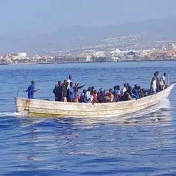 Salvamento Marítimo escolta hasta Tenerife a un cayuco con 40 personas avistado por un ferry comercial