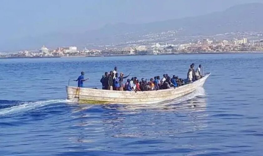 Salvamento Marítimo escolta hasta Tenerife a un cayuco con 40 personas avistado por un ferry comercial