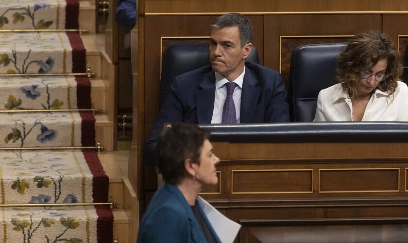 Sánchez se lanza a "dar un poco a cada uno", de Otegi a Puigdemont, para resucitar su legislatura