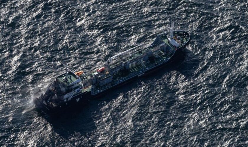 Nach dem Brand auf dem Öltanker "Annika" wird das Schiff von zwei Schleppern n den Rostocker Hafen geschleppt. Foto: Hannes P Al