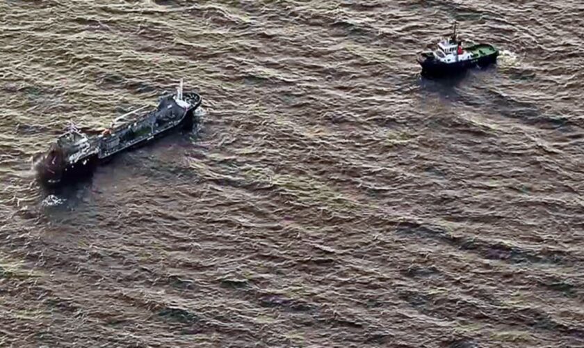 Das brennende Tankschiff "Annika" soll im Rostocker Hafen gelöscht werden. Foto: Hannes P Albert/dpa