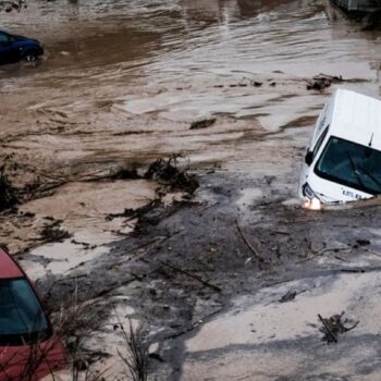 Straßen verwandelten sich in reißende Flüsse. Foto: Gregorio Marrero/AP