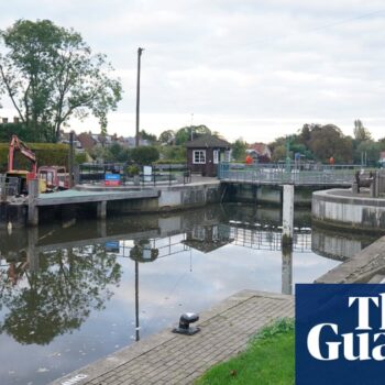 Search continues for man after rowing boat capsized in Thames