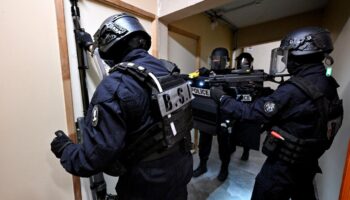 « S’il le faut, on peut toutes les casser » : pourquoi policiers et gendarmes enfoncent des portes par erreur