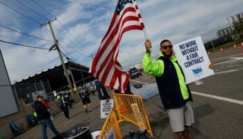 Soutenus par Joe Biden, les dockers américains entament leur grève historique et paralysent la moitié du pays