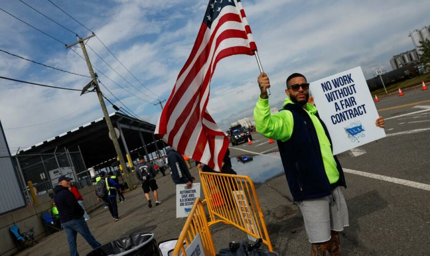 Soutenus par Joe Biden, les dockers américains entament leur grève historique et paralysent la moitié du pays