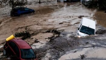 Spanien: Starkregen spült Autos weg und lässt Schnellzug entgleisen