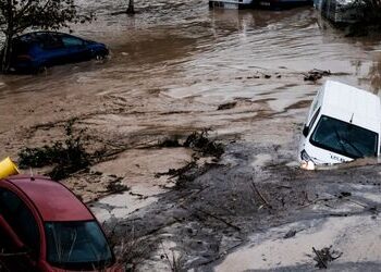 Spanien: Starkregen spült Autos weg und lässt Schnellzug entgleisen