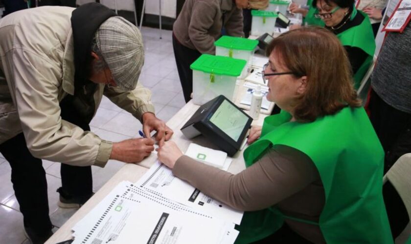 In Georgien haben die Menschen bei der Parlamentswahl über die Zukunft des Landes abgestimmt. Foto: Zurab Tsertsvadze/AP/dpa