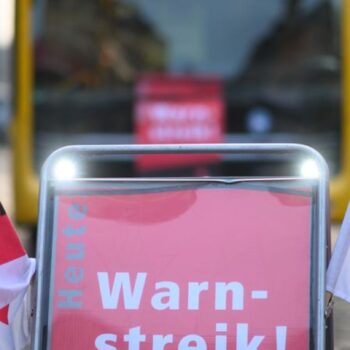 Warnstreiks im regionalen Nahverkehr haben Pendler zum Wochenstart im Raum Karlsruhe und im Kraichgau ausgebremst. (Symbolbild)