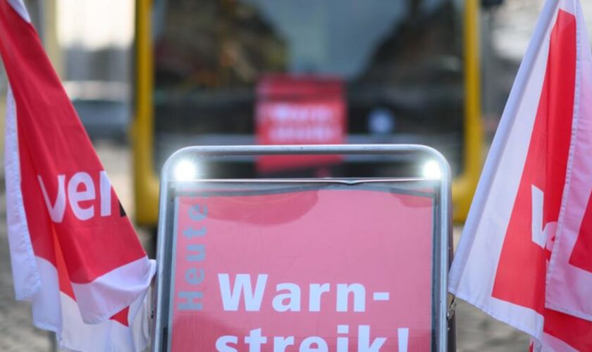 Warnstreiks im regionalen Nahverkehr haben Pendler zum Wochenstart im Raum Karlsruhe und im Kraichgau ausgebremst. (Symbolbild)