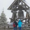 Zwei Wanderer stehen vor der Friedensglocke auf dem Fichtelberg. (Archivbild) Foto: Kristin Schmidt/dpa-Zentralbild/dpa