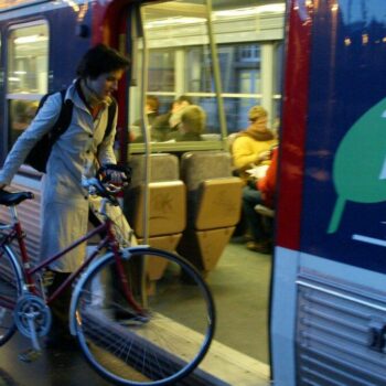 Train, RER, métro : voyager avec son vélo en Île-de-France, c’est possible… mais à certaines conditions