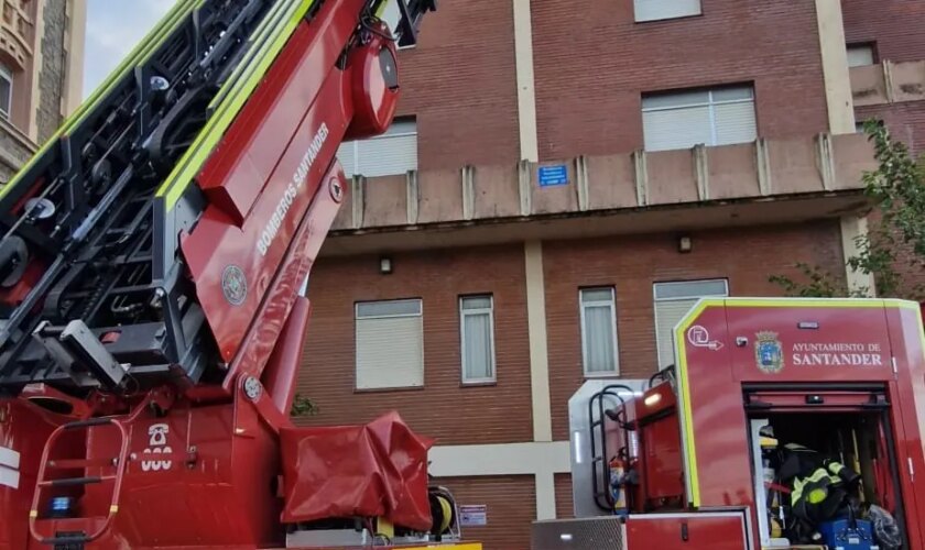 Tres desaparecidos en el derrumbe de un edificio en Santander por una explosión de gas